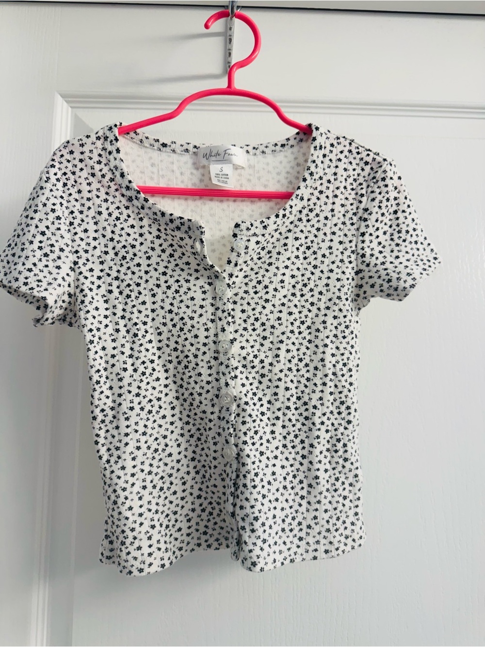 Tilly’s Girls White Floral-Print Button Front Top. Girls small